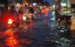 Người Sài Gòn lại khổ sở vì nước ngập sâu do triều cường