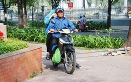 Nhiều người hiến kế chống xe máy leo vỉa hè thay barie ở Sài Gòn