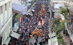 Hàng ngàn người khu Chợ Lớn chen chân ra đường ăn tết Nguyên Tiêu 2018