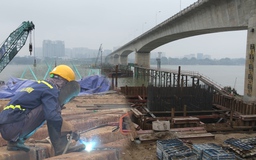 Ngày làm việc cuối cùng trước tết trên công trường cầu 2.500 tỉ của Hà Nội