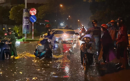 “Đại hội” dắt xe máy của người dân Hà Nội trong cơn mưa lớn