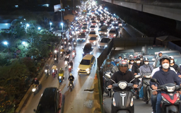 Lô cốt khiến đường Nguyễn Xiển kẹt xe kinh hoàng, người dân bức xúc: về nhà như cực hình