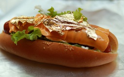 Hotdog dát vàng sang chảnh, giá bình dân tại Sài Gòn