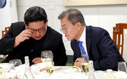Có gì trong USB Tổng thống Moon trao tay lãnh đạo Kim?