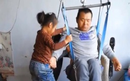 Cô bé 6 tuổi quay video kiếm tiền nuôi cha bị liệt