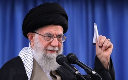 Thừa nhận sức ép cấm vận, lãnh tụ Iran nói giới lãnh đạo Mỹ 'ngớ ngẩn nhất hạng'