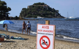 Chụp ảnh tổng thống Pháp mặc quần bơi tắm biển, 'phó nhòm' bị điều tra