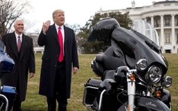 Ông Trump dọa tăng thuế lên hãng xe Harley-Davidson nếu sản xuất ngoài nước Mỹ