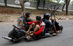 Kinh ngạc với Vespa cổ độ chế trong lễ hội Indonesia