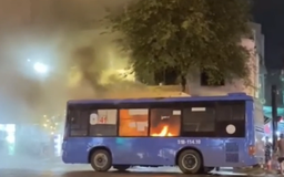 TP.HCM: Xe buýt phát cháy trên đường Lê Trọng Tấn, hành khách phát hoảng
