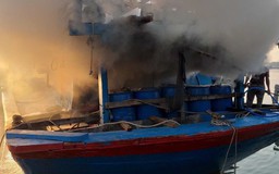 Cháy tàu cá đang neo đậu tại bến, thiệt hại hàng trăm triệu đồng