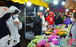 Chợ hoa lớn nhất Hà Nội đông nghịt khách bất chấp đêm mưa rét