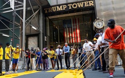 New York sơn khẩu hiệu chống phân biệt chủng tộc ngay trước tòa tháp Trump