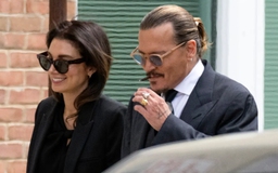 Johnny Depp không còn hẹn hò với nữ luật sư Joelle Rich