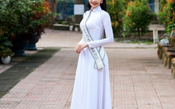 Ngọc Châu diện áo dài trắng nữ sinh khi dự khai giảng năm học mới