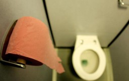Sinh viên Trung Quốc trốn học bị phạt dọn toilet