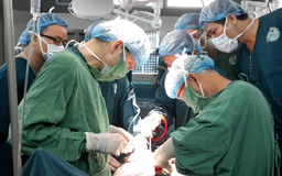 'Huyền thoại sống' Nhật Bản phẫu thuật miễn phí cứu người tại Đà Nẵng
