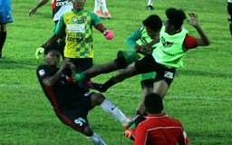 Hỗn chiến kinh hoàng ở giải hạng 2 Indonesia