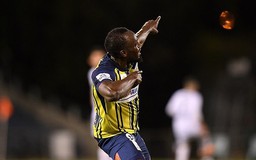 'Tia chớp' Usain Bolt ghi cú đúp ở giải bóng đá Úc