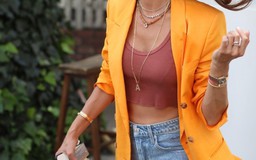 Alessandra Ambrosio đẹp mỹ mãn với áo khoác màu sắc và quần cực ngắn