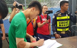 Cả đội U.22 Việt Nam ký tên nhưng không phải cho fan, vì sao?
