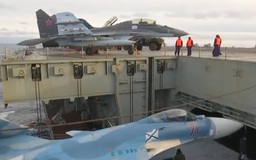 Máy bay tàu sân bay Nga bay vào căn cứ trước khi cập bến