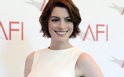 Anne Hathaway giơ 'ngón tay thối' bắt chước Miley Cyrus