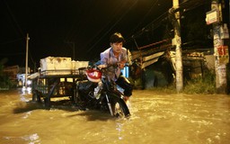 Triều cường đạt đỉnh ở Sài Gòn: 'Bơi' cả tiếng đồng hồ mới tới nhà