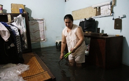 Đầu năm, người người thức trắng tát nước cứu nhà khỏi ngập sau mưa to