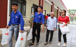 Thành Đoàn Đà Nẵng cùng doanh nghiệp tặng quà nông dân sau trận lũ lịch sử