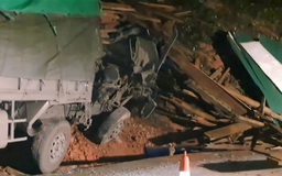 Nghệ An: Xe tải chở gỗ đâm vách núi, 2 người tử vong
