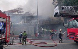 TP.HCM: Sau tiếng nổ lớn, cửa hàng bán tranh tại Q.1 bốc cháy dữ dội