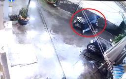 TP.HCM: Kẻ gian mặc áo mưa đi trộm xe máy giữa trưa
