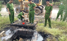 Cảnh sát môi trường bắt quả tang việc xả chất thải đen kịt ra môi trường