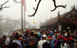Hàng vạn người hành hương về Yên Tử trong sương mù, mưa rét