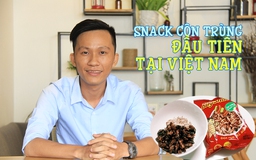 Chàng trai này mời bạn món snack dế, bạn muốn thử không?