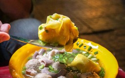 Xếp hàng ăn hoành thánh khổng lồ ở trung tâm quận 1