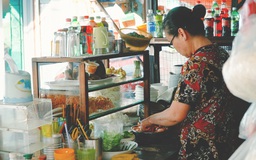 Hàng hủ tiếu “cũ nhất” Sài Gòn: Bán 60 năm, vật dụng lưu giữ qua 3 thập niên!