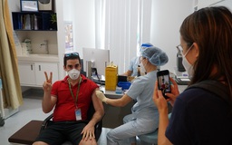 Người Pháp tiêm vắc xin Covid-19 ở Việt Nam: 'Thấy an tâm trước khi trở về nước'