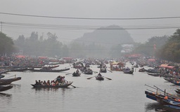 Hàng nghìn du khách đổ về chùa Hương trước ngày khai hội