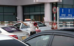 Tài xế taxi dùng tua vít tấn công nhân viên an ninh sân bay Nội Bài