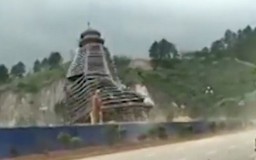 Tháp 23 tầng ở Trung Quốc sụp đổ vì… gió