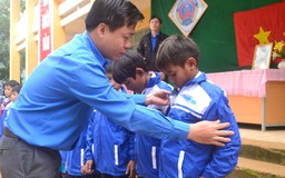 Báo Thanh Niên tặng áo ấm cho học sinh vùng cao Quảng Ngãi