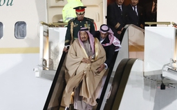 Cầu thang vàng của Quốc vương Salman bị hỏng