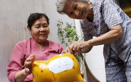 Cụ bà U.80 nuôi 5 con hơn 40 năm nhặt ve chai giúp người nghèo