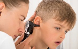 Cậu bé phát hiện kịp thời ung thư máu nhờ dấu hiệu lạ ở tai