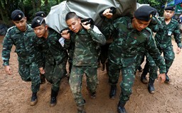 Khoan núi hút nước tìm đội bóng thiếu niên Thái Lan mất tích trong hang động