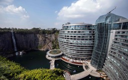 Táo bạo khách sạn cheo leo vách đá thách thức trọng lực tại Trung Quốc