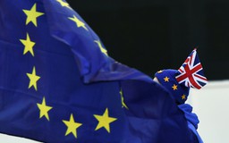 EU 'nhấm nháp bắp rang' xem phim bộ Brexit