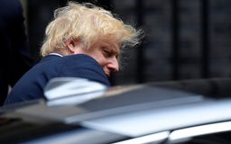 Thủ tướng Anh gặp tai nạn xe vì người biểu tình lao ra đường phố